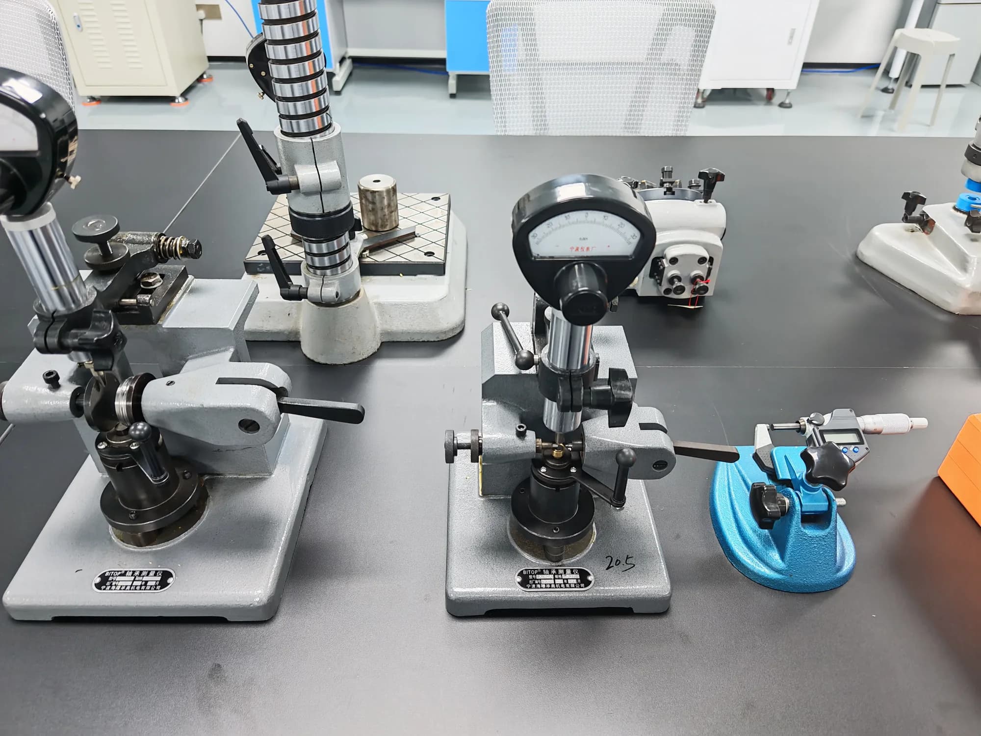 Bearing dimensional metrology equipment in the LUMI laboratory