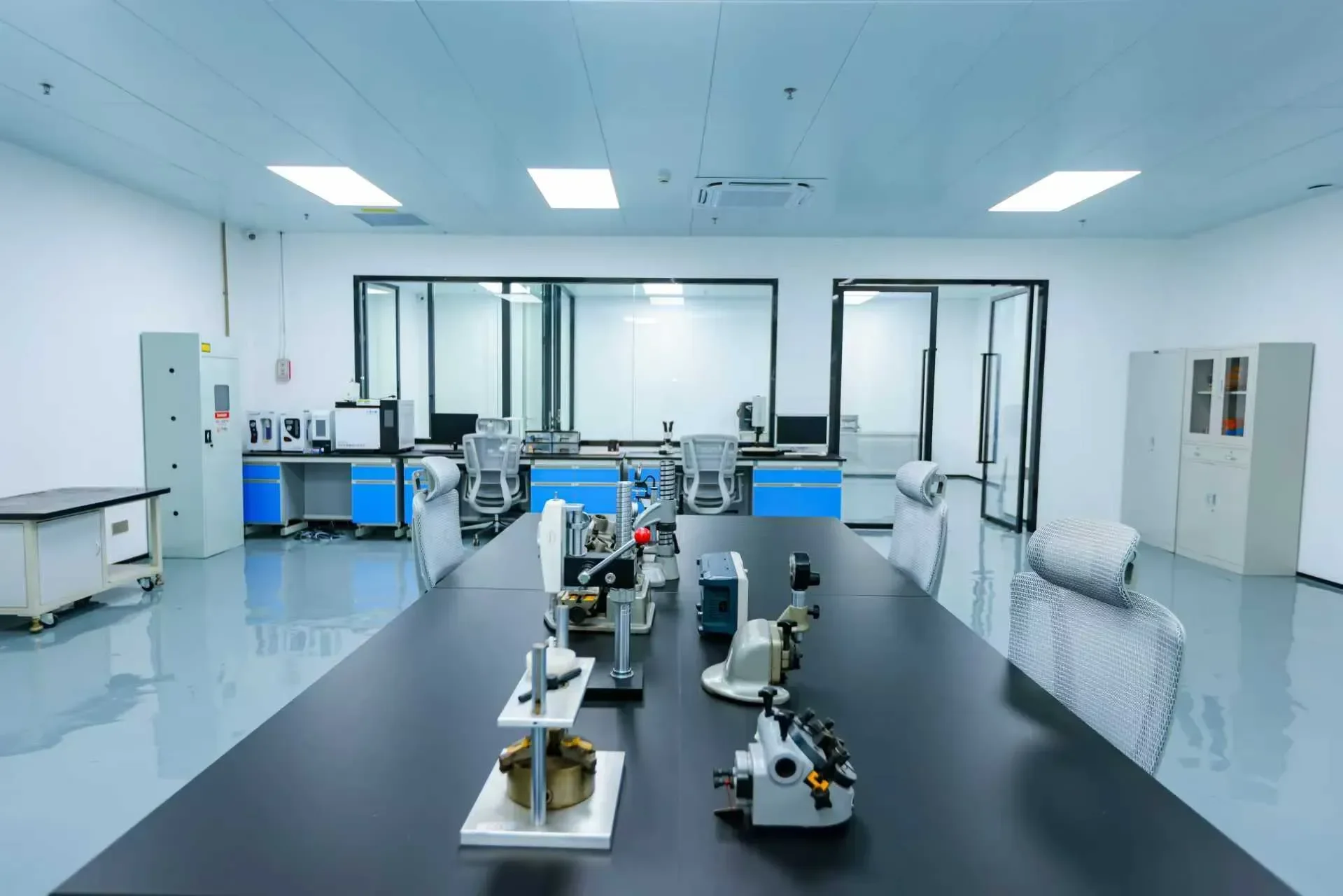 LUMI Bearing in-house quality laboratory with dimensional inspection equipment